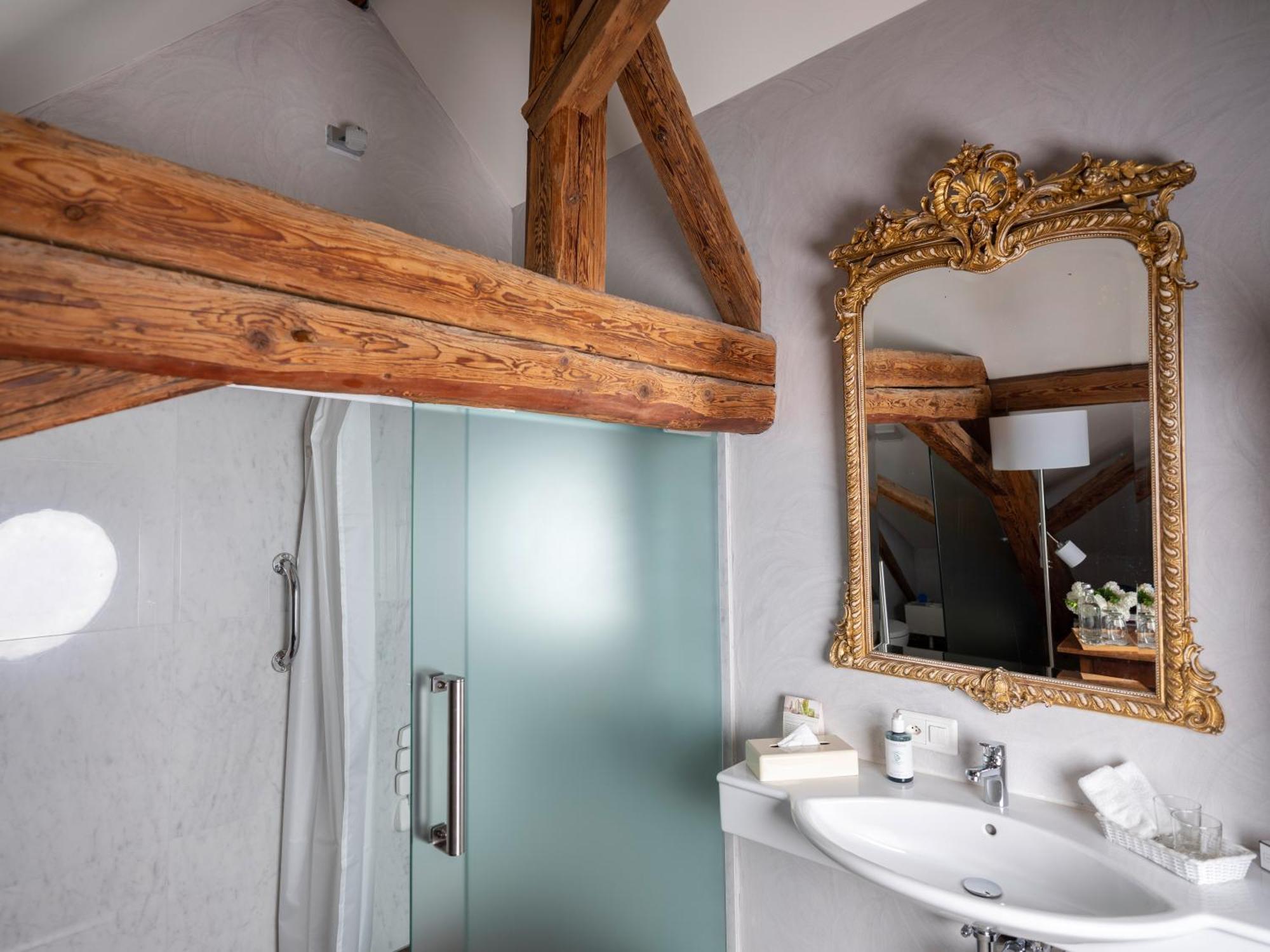 Romantik Hotel De L'Ours Sugiez Exteriör bild