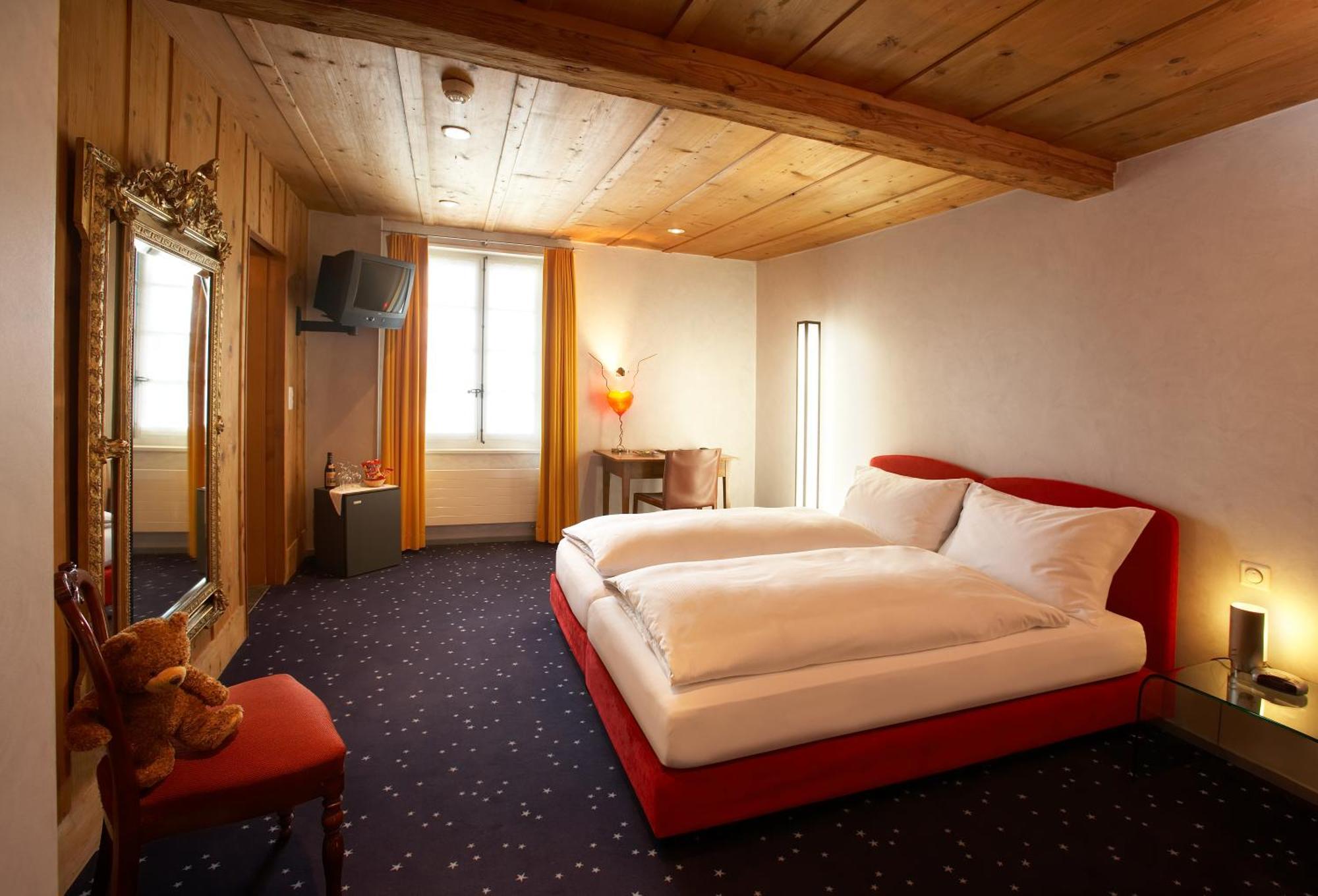 Romantik Hotel De L'Ours Sugiez Exteriör bild